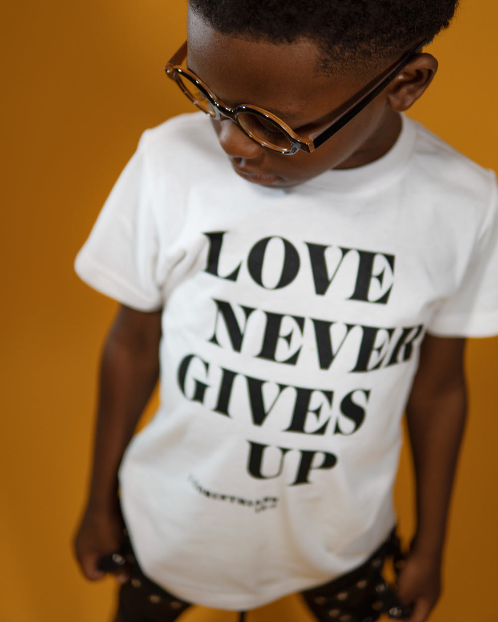 Love Never Gives Up - Kids T-shirt