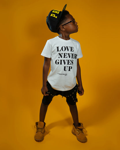 Love Never Gives Up - Kids T-shirt